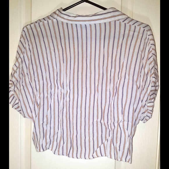 ✴️3 for $15: Forever 21 Button-Up Crop Top - Picture 2 of 11